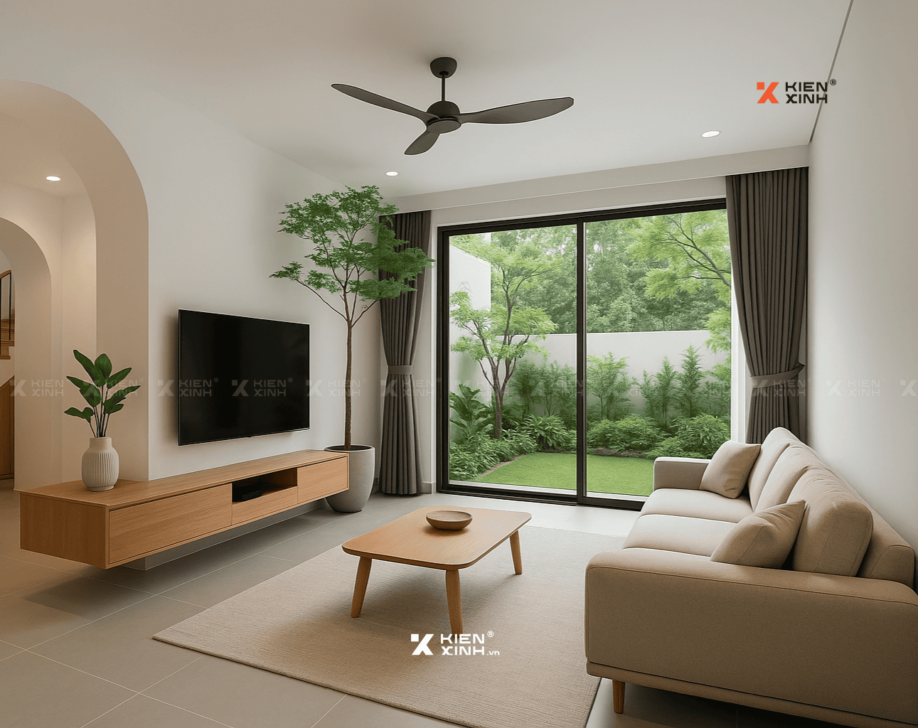 Phòng khách nhà phố với sofa vải, cửa kính trượt, sân vườn cây xanh mát